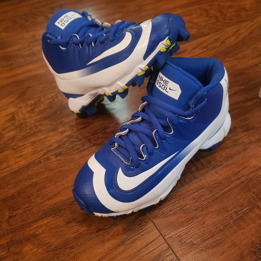 Baseball cleats